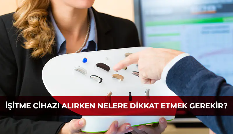 İşitme cihazı alırken nelere dikkat edilmesi gerektiğini araştıran bir kadın.