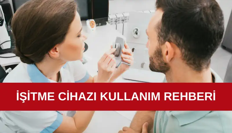 Bir kişiye işitme cihazının nasıl kullanılacağını anlatan bir uzman