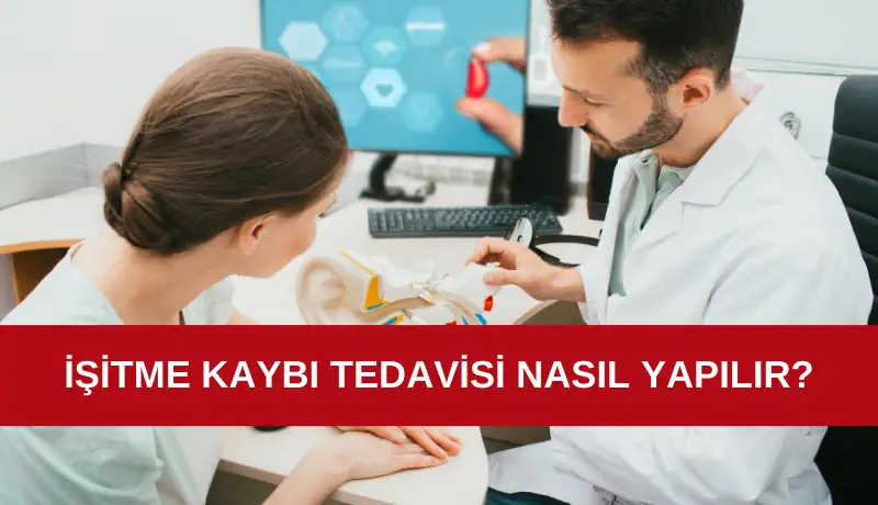 İşitme kaybı tedavisini hastaya anlatan bir doktor