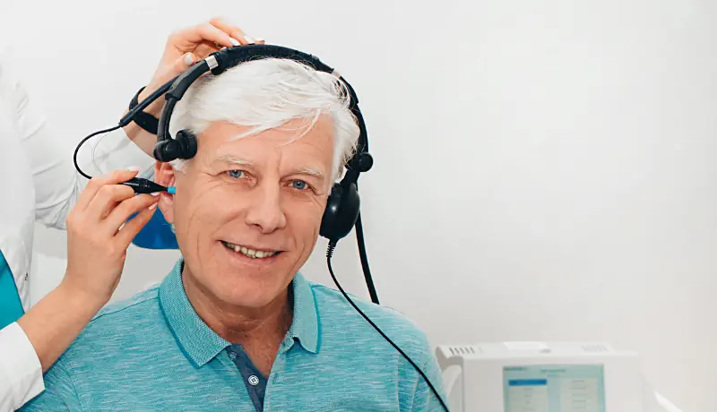 Kulak çınlaması tedavisi olan bir kişi