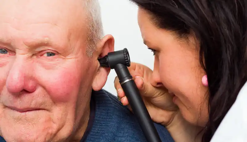 Tek kulak işitme kaybı tedavisi gören biri ve doktor